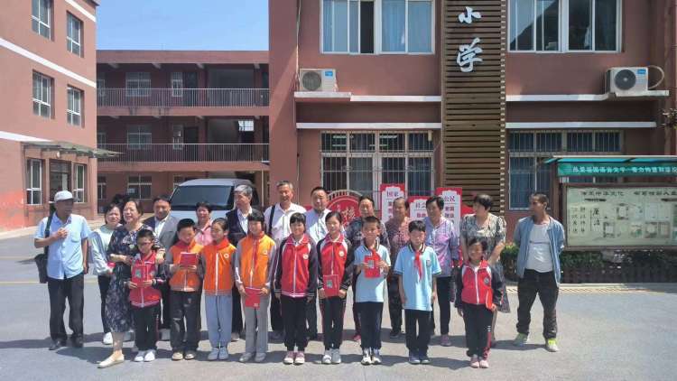 简篇-温情“六一 ”  与爱同行---灞桥区老洞小学举行“爱心圆梦 保亿助学”捐赠仪式