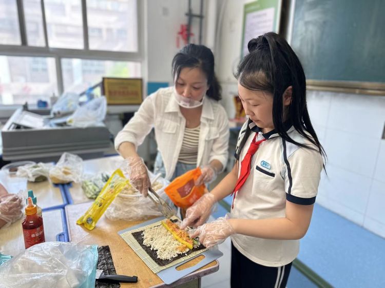 简篇-“家”点精彩，“育”见美好——浐灞第三十三小学家长进课堂活动