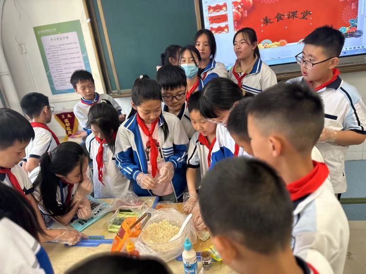 简篇-“家”点精彩，“育”见美好——浐灞第三十三小学家长进课堂活动