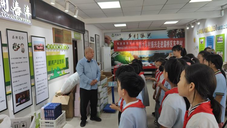 简篇-行走的思政课——灞桥区东李小学开展“劳动创造幸福”主题实践活动