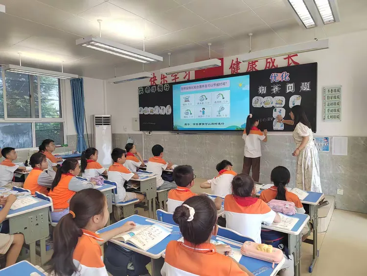 简篇-发掘思政元素  深耕引领成长---灞桥区老洞小学开展思政教学教师“大练兵”展示交流活动