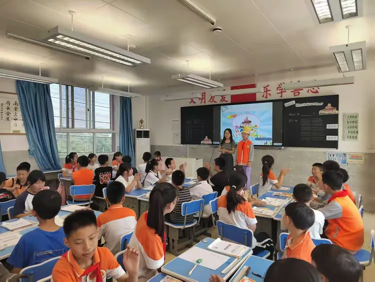 简篇-发掘思政元素  深耕引领成长---灞桥区老洞小学开展思政教学教师“大练兵”展示交流活动