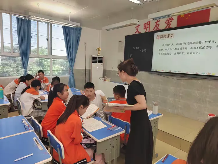 简篇-发掘思政元素  深耕引领成长---灞桥区老洞小学开展思政教学教师“大练兵”展示交流活动