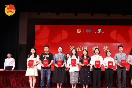 7与会领导为优秀团学干部颁发证书