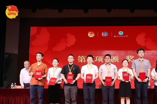 8与会领导为优秀青年颁发奖状