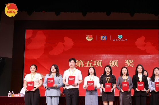 9与会领导为优秀青年学生代表颁发证书
