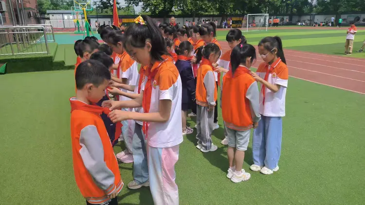 简篇-红星闪闪心向党，星星火炬筑梦想——灞桥区老洞小学2023级新队员入队仪式