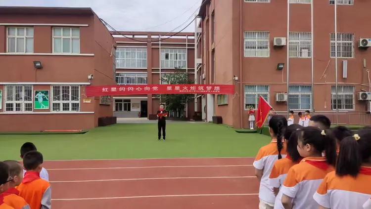简篇-红星闪闪心向党，星星火炬筑梦想——灞桥区老洞小学2023级新队员入队仪式