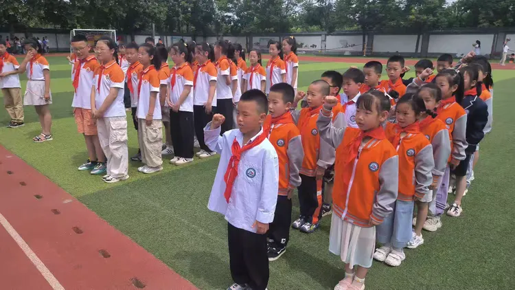 简篇-红星闪闪心向党，星星火炬筑梦想——灞桥区老洞小学2023级新队员入队仪式