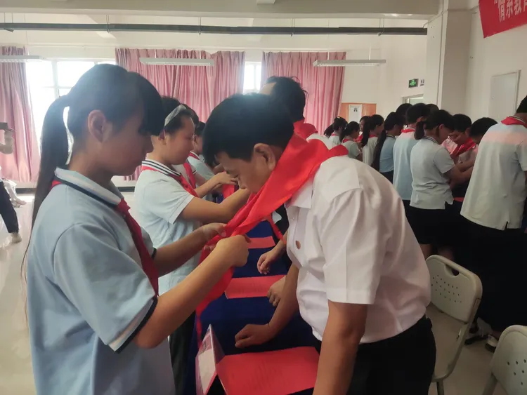 简篇-国企情系教育 爱心浸润校园——灞桥区东李小学举办慈善公益捐赠活动