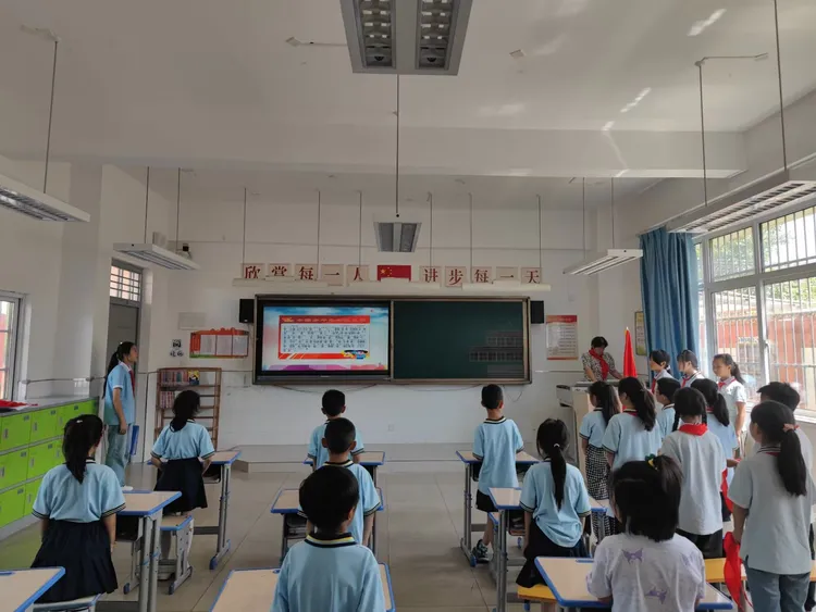 简篇-红领巾爱祖国——灞桥区东李小学新队员入队仪式