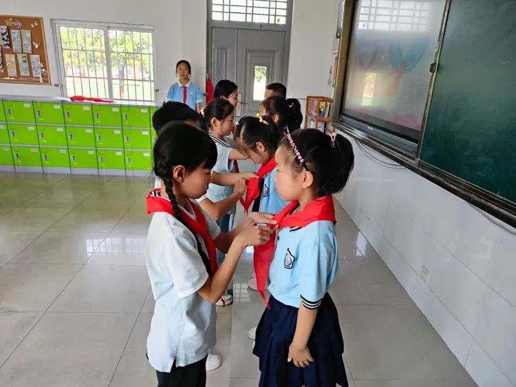简篇-红领巾爱祖国——灞桥区东李小学新队员入队仪式