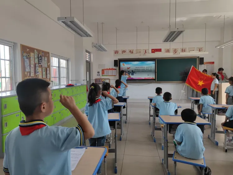 简篇-红领巾爱祖国——灞桥区东李小学新队员入队仪式