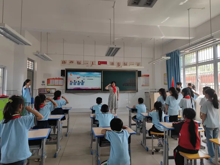 简篇-红领巾爱祖国——灞桥区东李小学新队员入队仪式