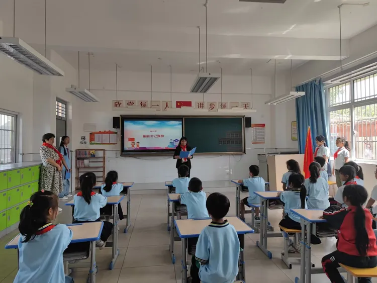 简篇-红领巾爱祖国——灞桥区东李小学新队员入队仪式