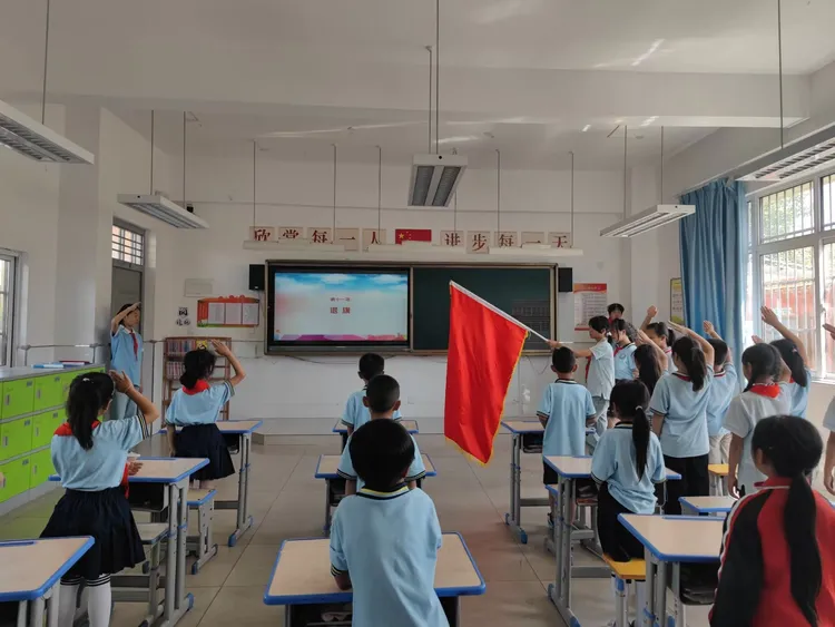 简篇-红领巾爱祖国——灞桥区东李小学新队员入队仪式