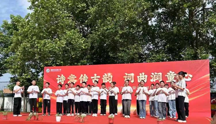 简篇-诗意传古韵  词曲润童心---灞桥区老洞小学举行庆“六一”暨语文学科节活动