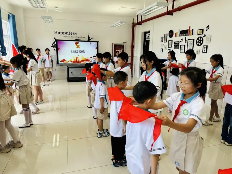 简篇-红领巾爱祖国 ——灞桥区官厅小学一年级新队员入队仪式