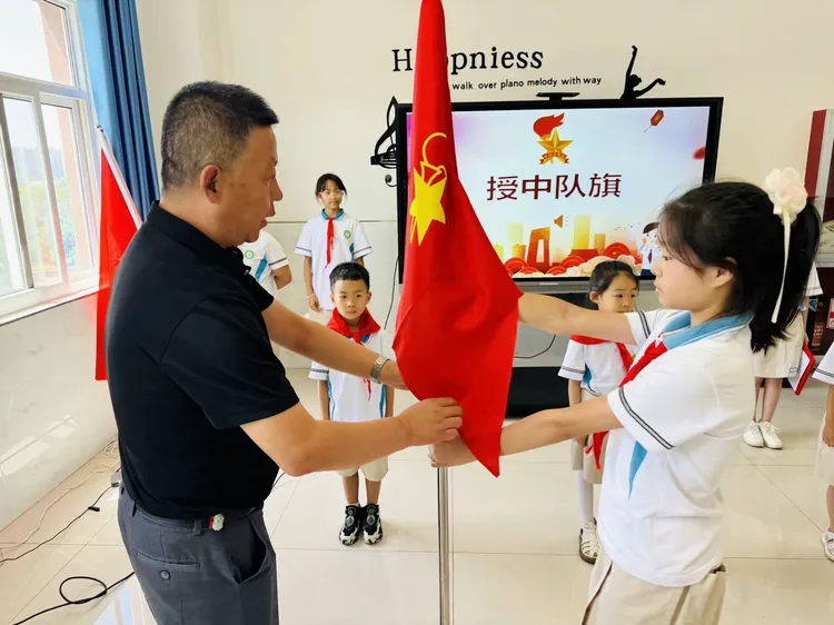 简篇-红领巾爱祖国 ——灞桥区官厅小学一年级新队员入队仪式