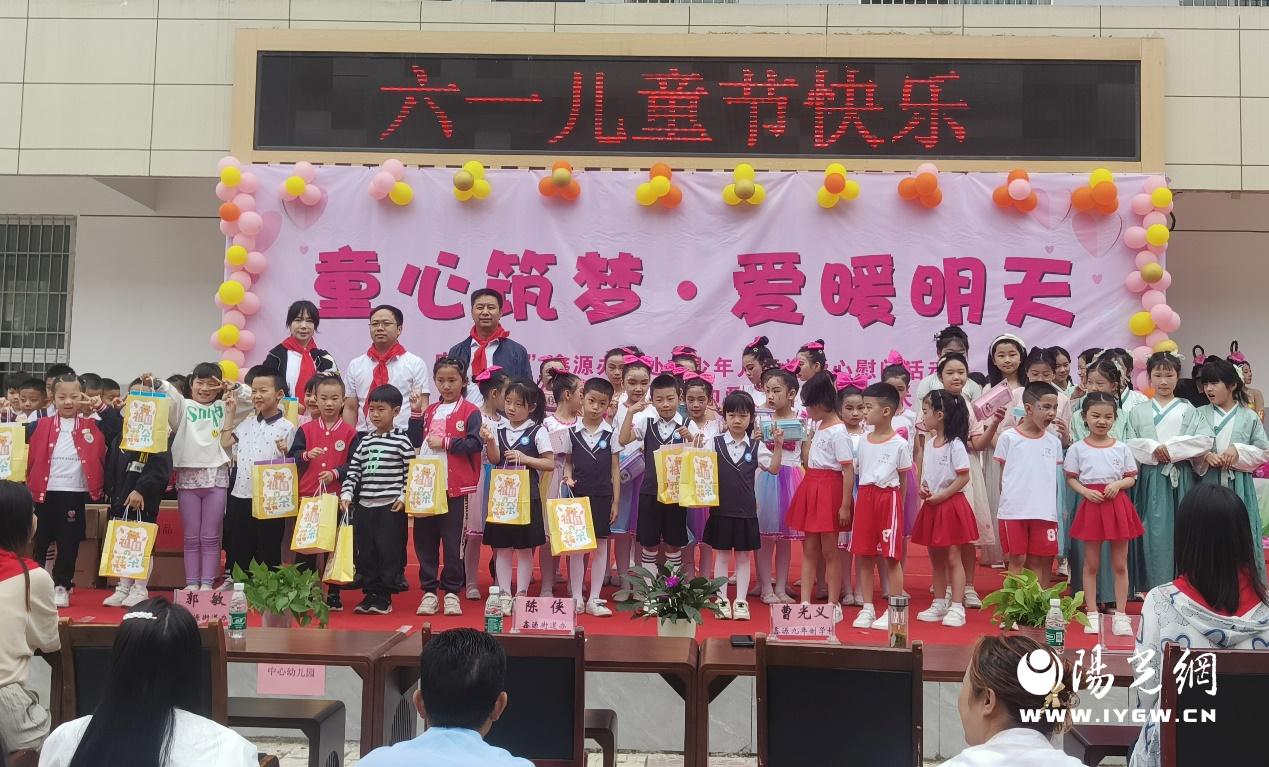 许多人在餐厅里

中度可信度描述已自动生成