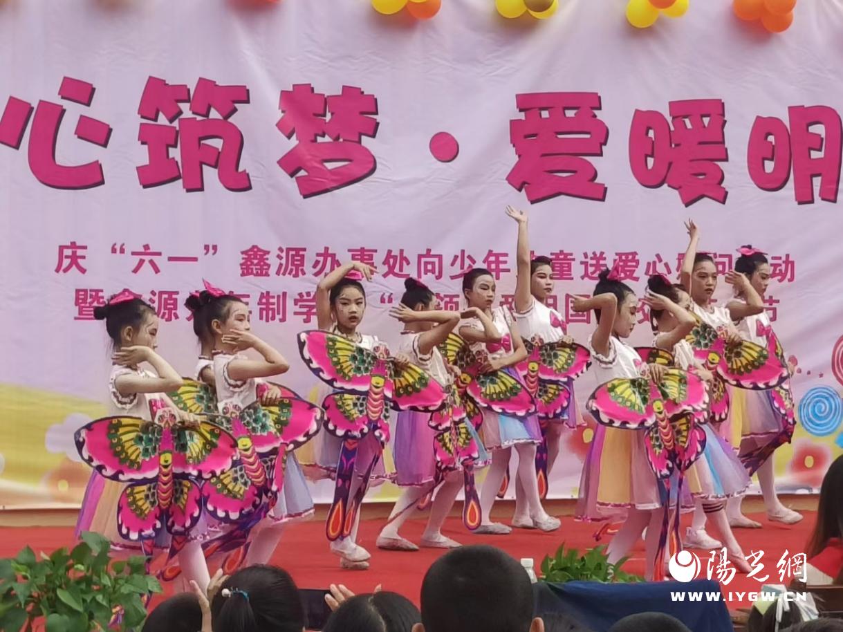 许多小孩在表演

中度可信度描述已自动生成