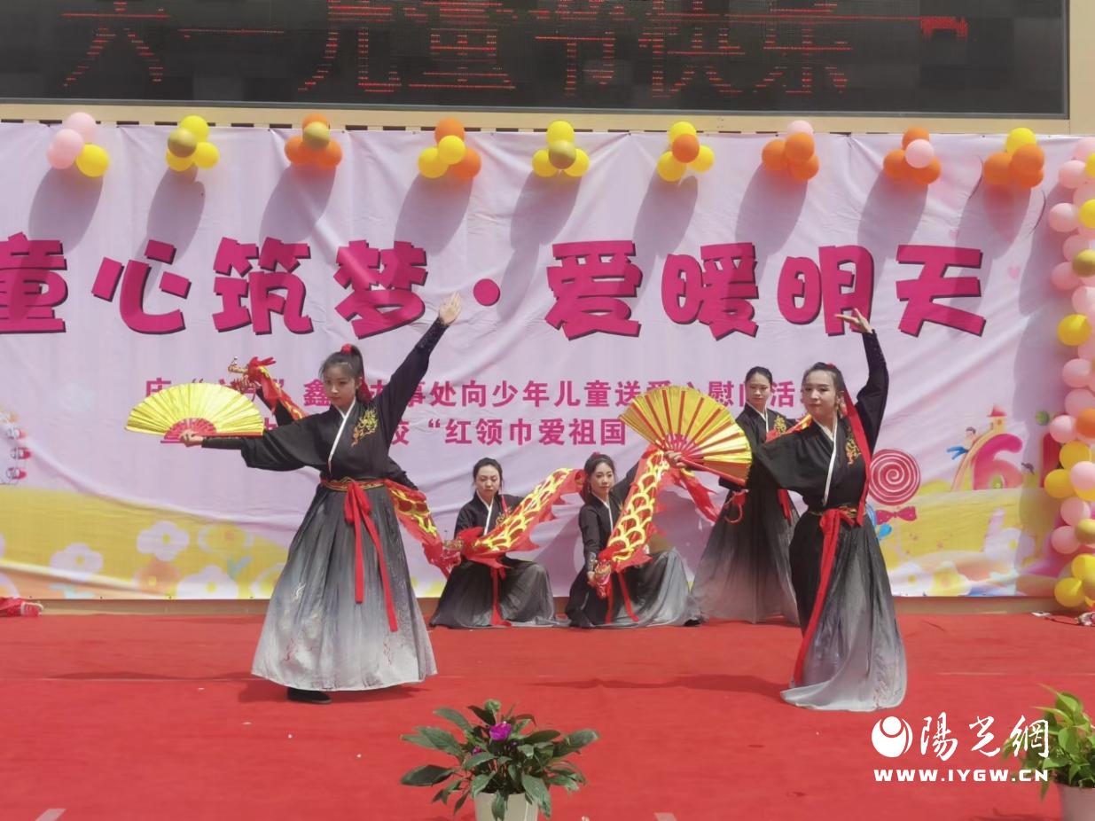 图片包含 室内, 桌子, 装饰, 华美

描述已自动生成