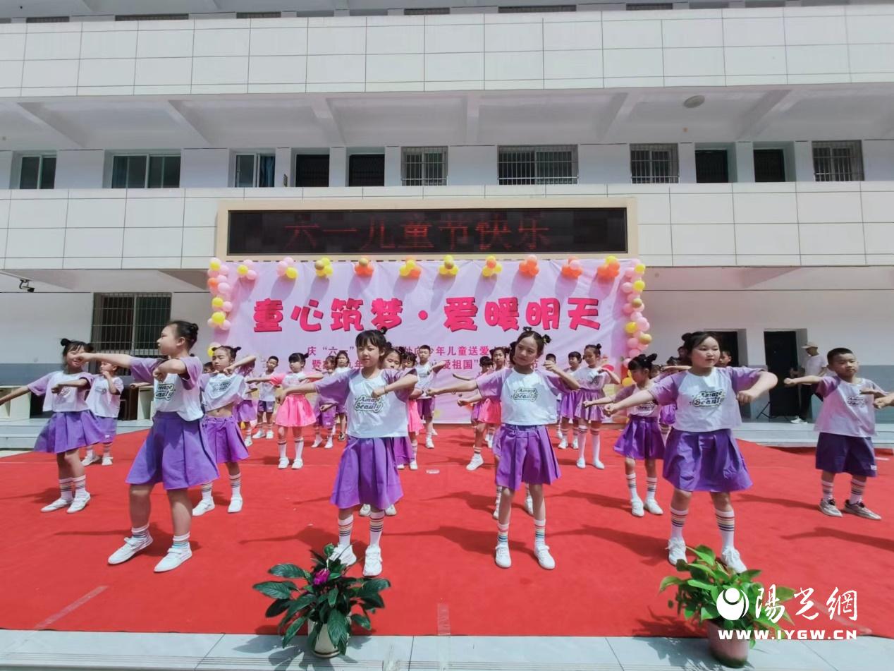 一群小孩在表演

低可信度描述已自动生成