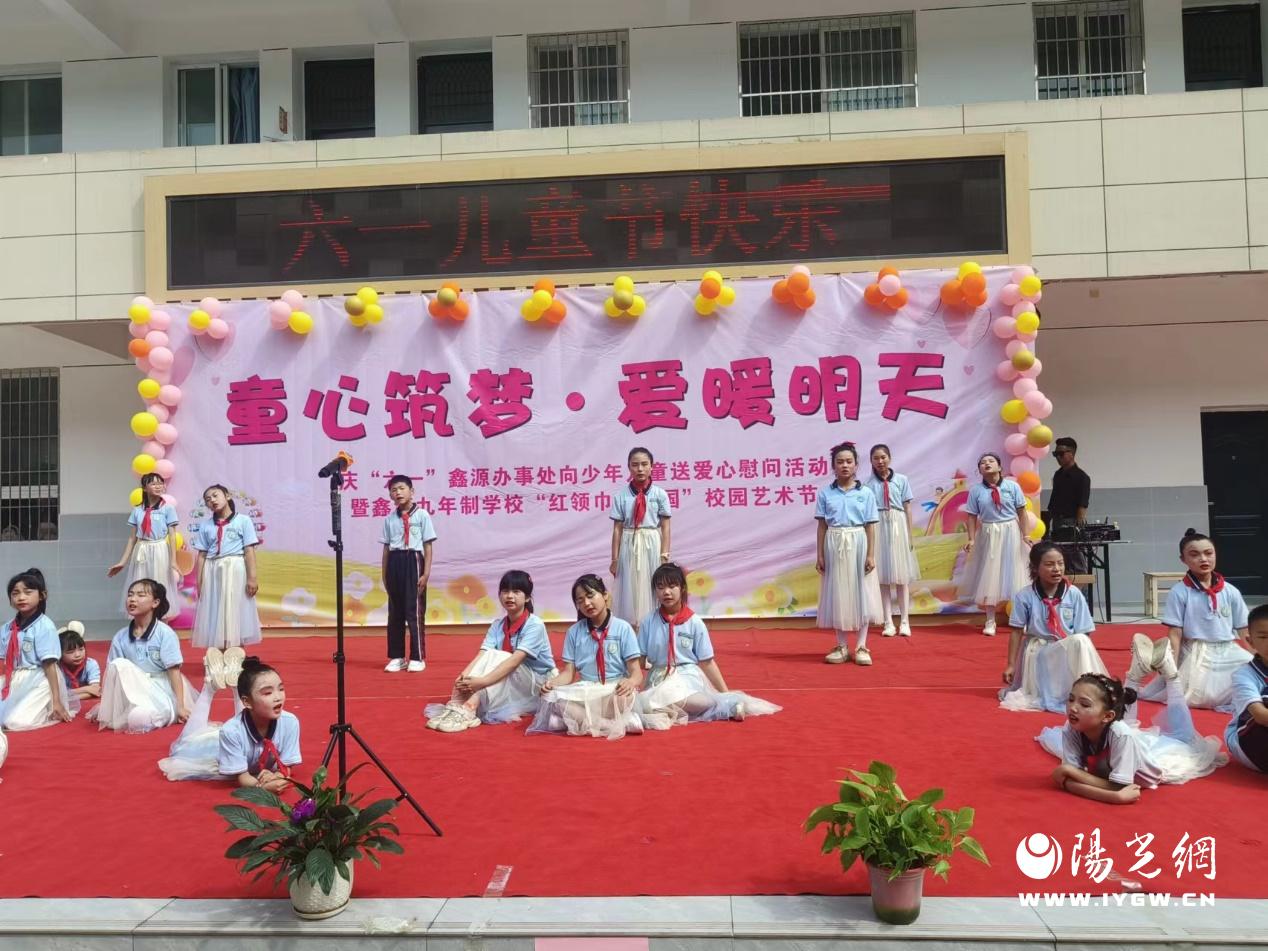 图片包含 建筑, 男人, 地毯, 女人

描述已自动生成