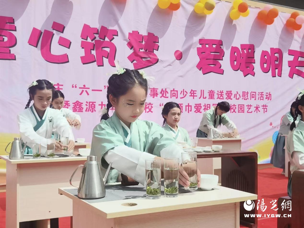 几个人在桌子边

中度可信度描述已自动生成