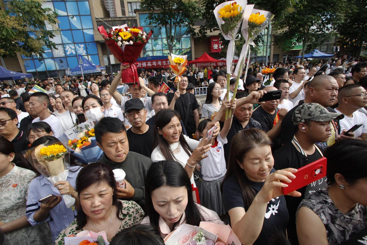 14，6月8日下午，在西安高级中学考点，不少考生家长和家人手捧花束在考场外迎接考生，仪式感满满。当日，全国部分地区2024年高考结束。（梁萌摄）