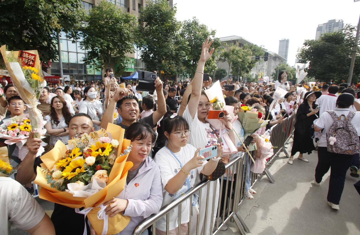 19，6月8日下午，在西安高级中学考点，家长们向走出考场的考生挥手。当日，全国部分地区2024年高考结束。（梁萌摄）