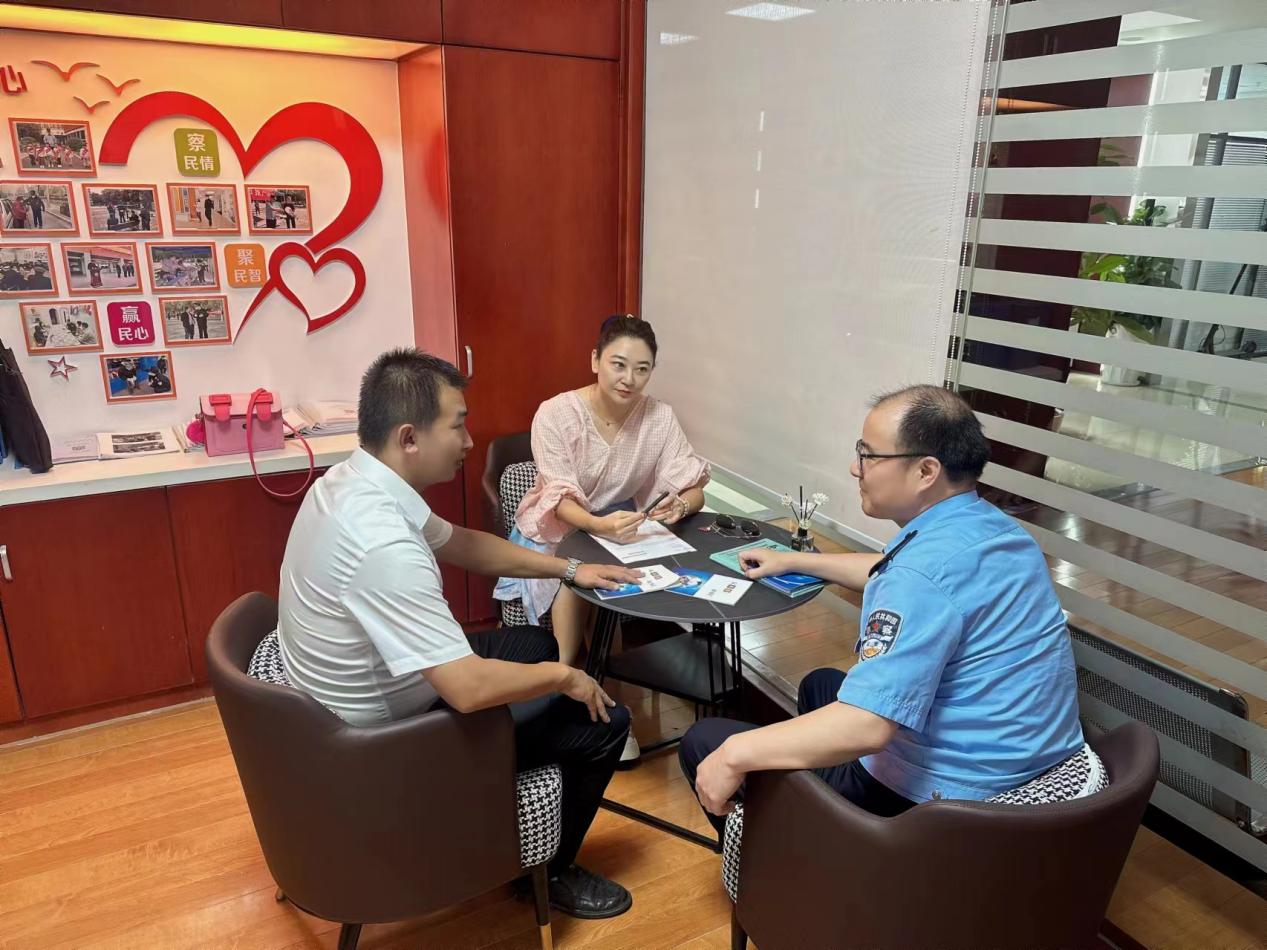 社区民警与社区书记在“暖心会客厅”给群众解决问题
