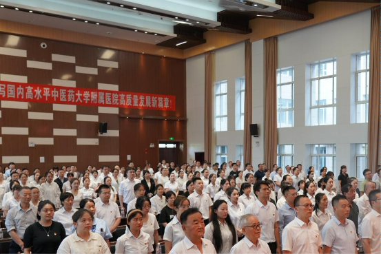 大会在庄严的《国际歌》中落下帷幕