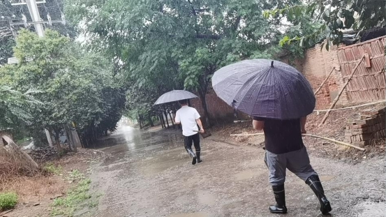 押小村排查危房及排除积水