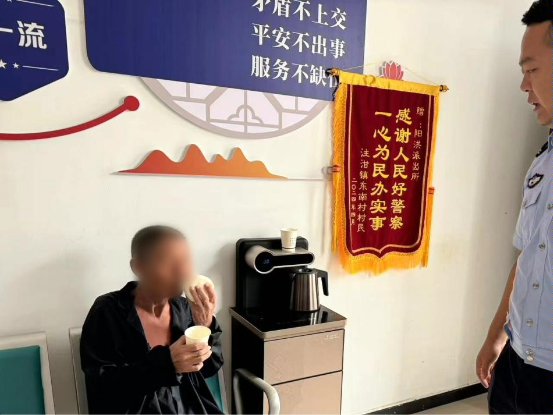 阳洪派出所救助老人