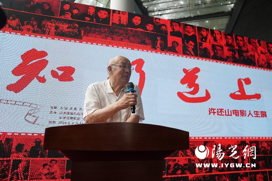 桌子上有男人的照片上写着字

中度可信度描述已自动生成