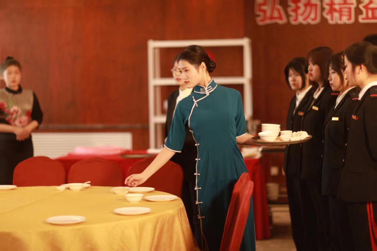 学生实践：中餐宴会摆台