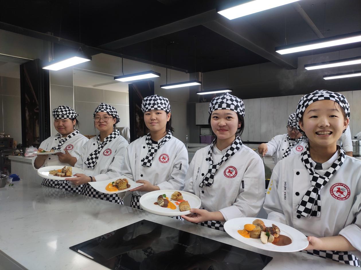 我校西餐专业制作美味佳肴