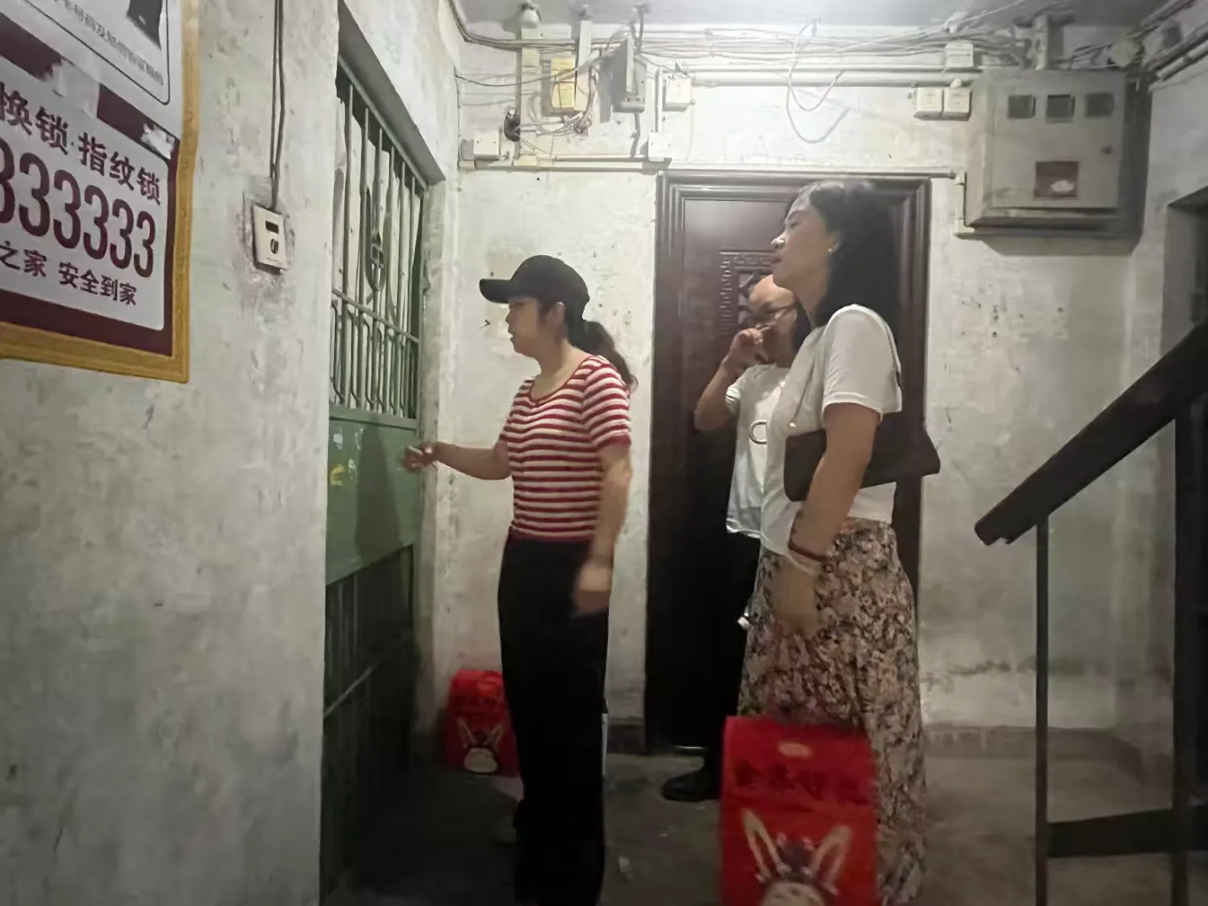 简篇-【莲湖 土门】“人大代表进社区 炎炎夏日送清凉”惠民南坊社区人大代表开展走访慰问活动