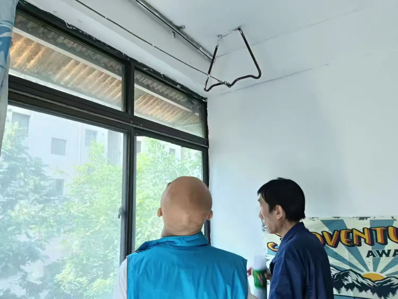 简篇-【莲湖 土门】惠民南坊社区入网进格清理马蜂窝，消除居民安全隐患