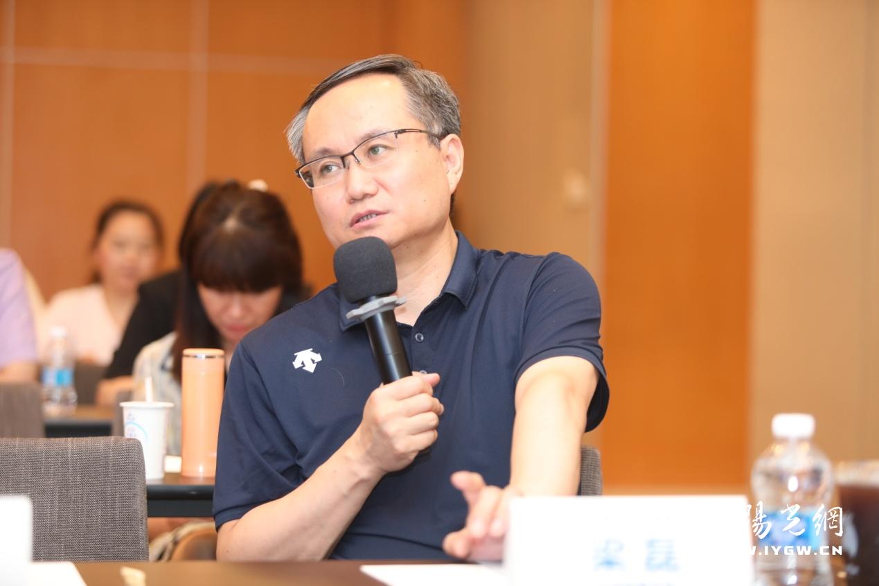 梁磊主持.jpg