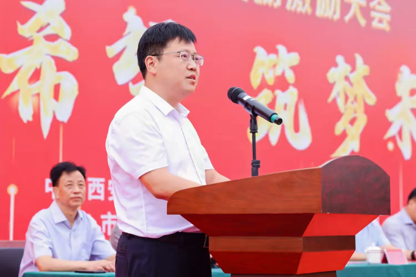 说明: 简篇-点燃希望   筑梦未来——灞桥区席王街道召开2024年大学生奖励激励大会