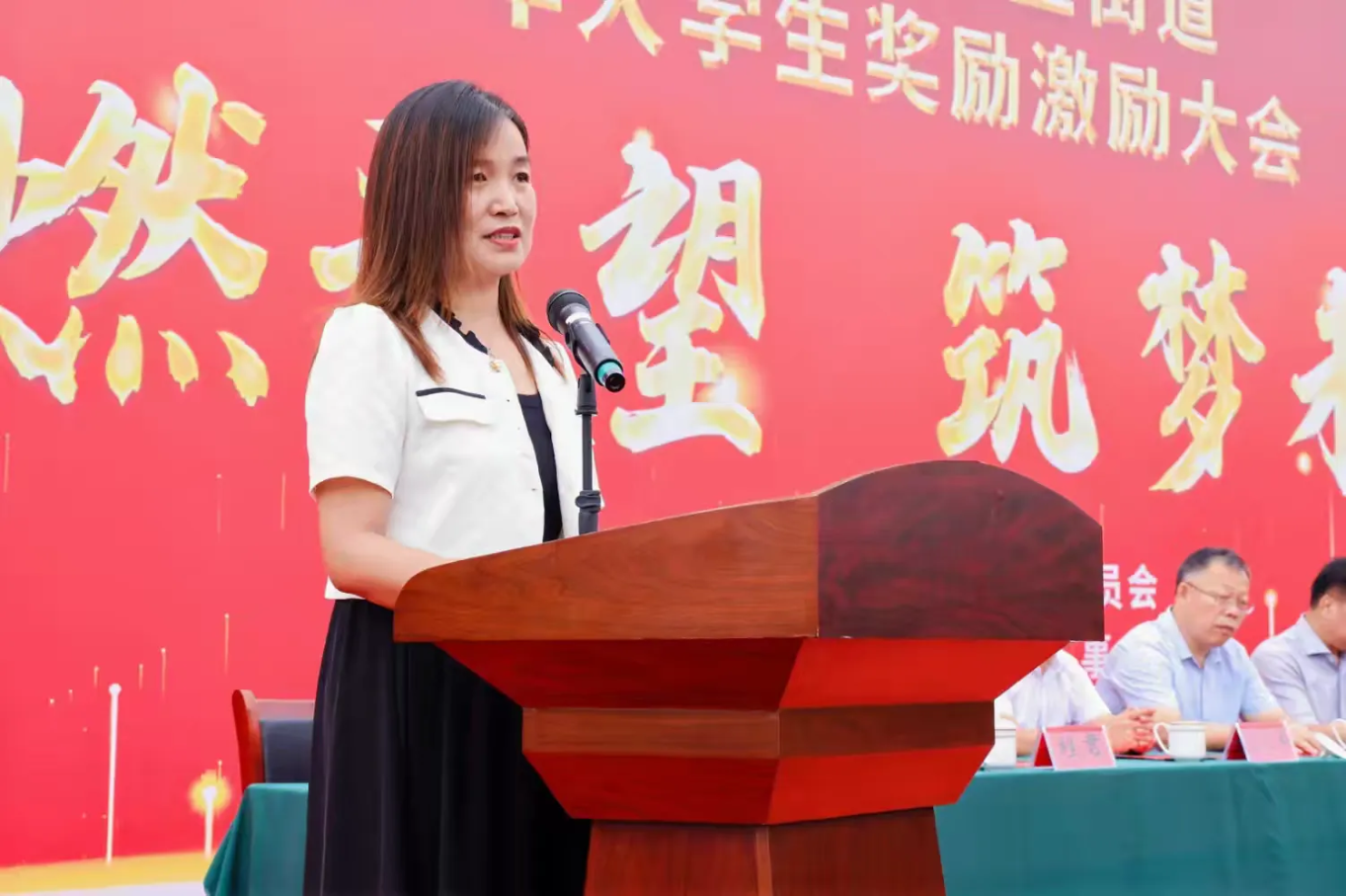 说明: 简篇-点燃希望   筑梦未来——灞桥区席王街道召开2024年大学生奖励激励大会