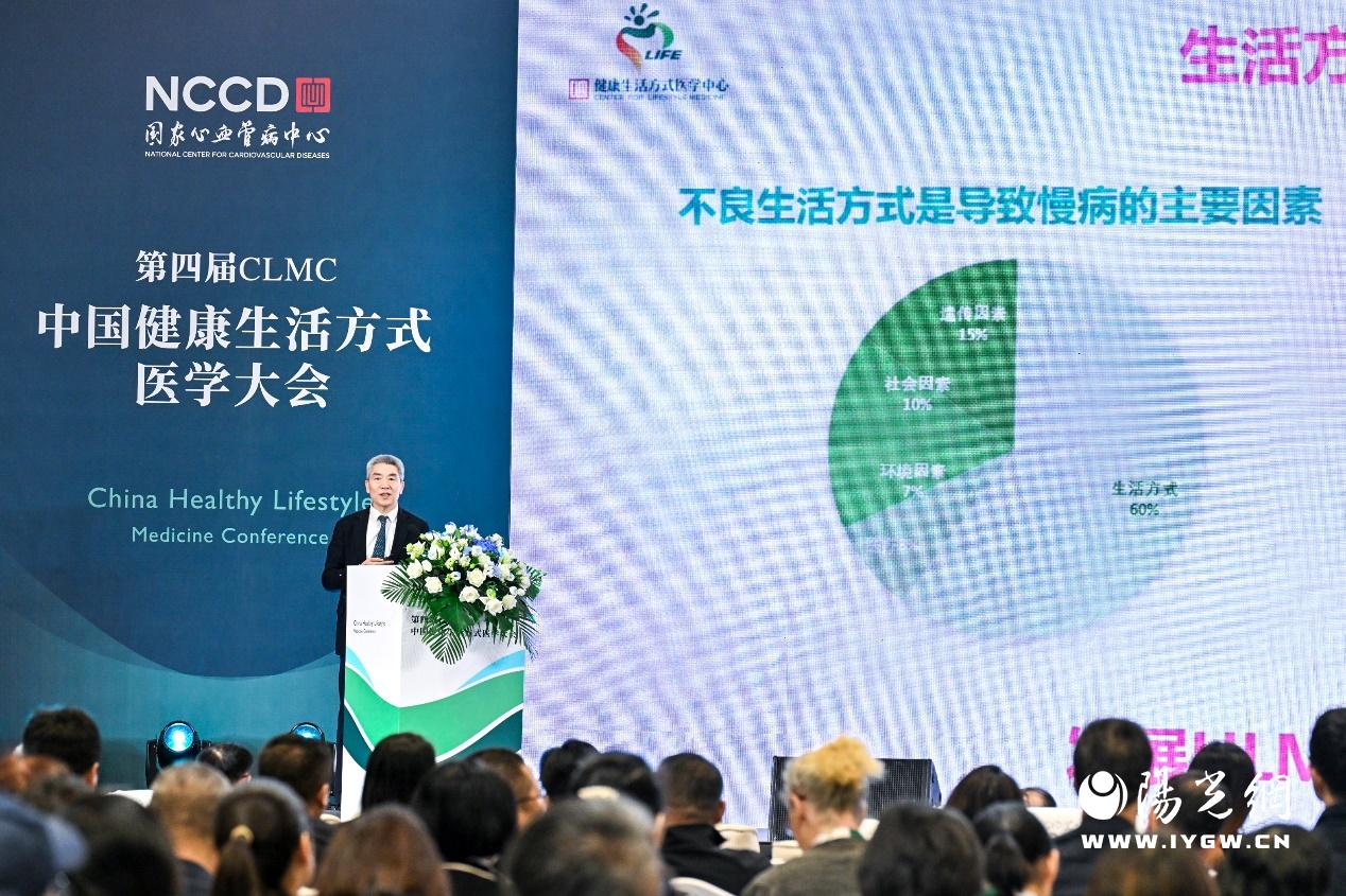 人们在看台上的人和男子的照片和文字

低可信度描述已自动生成