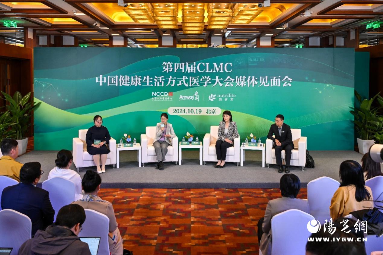 人们在看台上的人群

中度可信度描述已自动生成