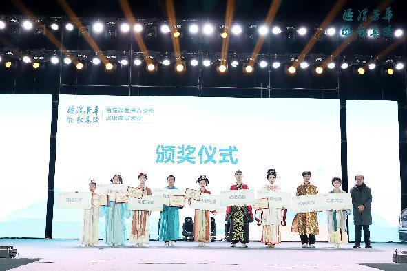 12  嘉宾为获奖者颁奖