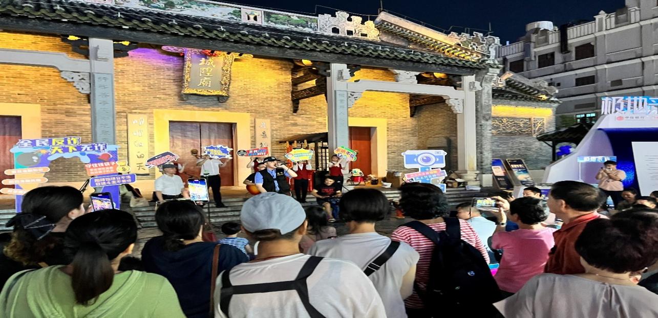一群人正在建筑外

描述已自动生成