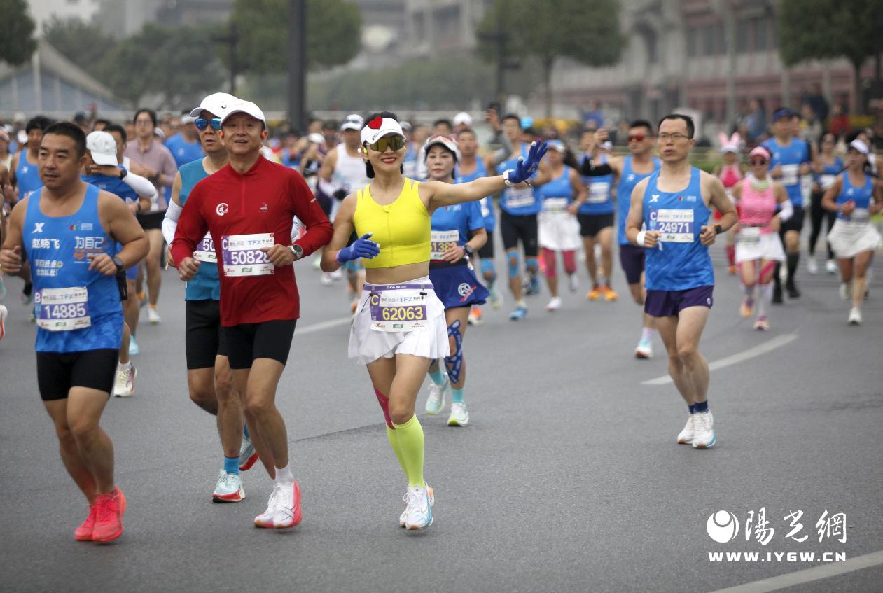 3701，一位美女跑者与路边观众互动