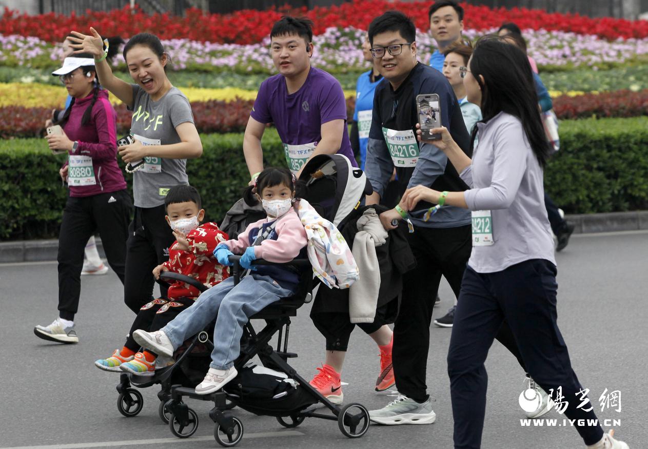 3824，推着小朋友参加欢乐跑