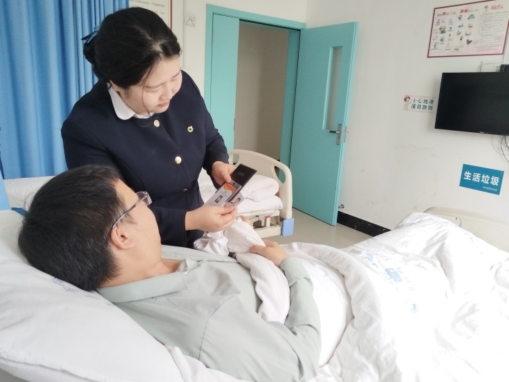 图说：中国人寿寿险重庆黔江区支公司为住院客户开展智多“心”理赔管家服务
